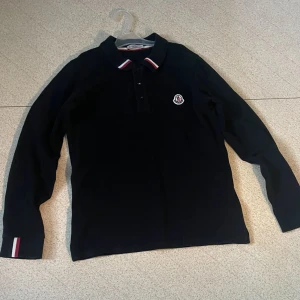 Moncler pike tröja - Moncler pikétröja i storlek 152, säljer för den är alldeles för liten för mig, den sitter tight i armarna så tänk på det!  Skicka ett medellande om du vill ha äktehetsbevis eller fler bilder!😊