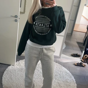 Sweatshirt  - Snygg grön sweatshirt, storlek xs, jag är 167cm. Tröjan är i bra skick och är bara använd ett fåtal gånger. 