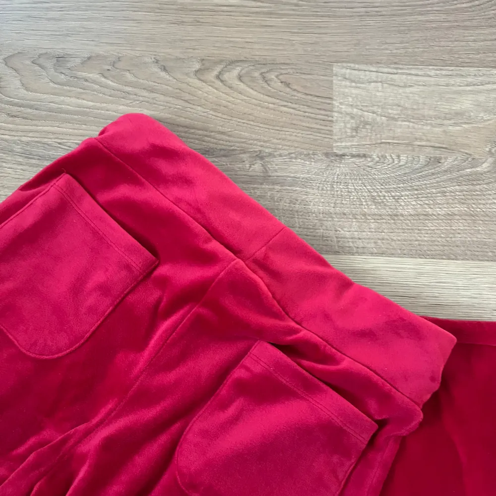 Röd mjukisbyxa i storleken XS, köpt på Lager157. Helt ny utan prislapp. . Jeans & Byxor.