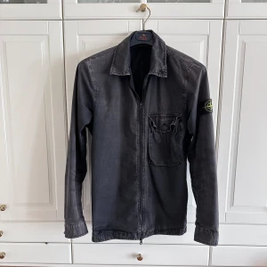 Stone Island Overshirt - Riktigt Fin Stone Island Overshirt Köpt på Nk I Göteborg, Kvitto Finns! Stone Island Har Slutat Med Denna Modell Därav Har den Ett Lite Extra Värde I Sig.  storlek M men passar även L.  