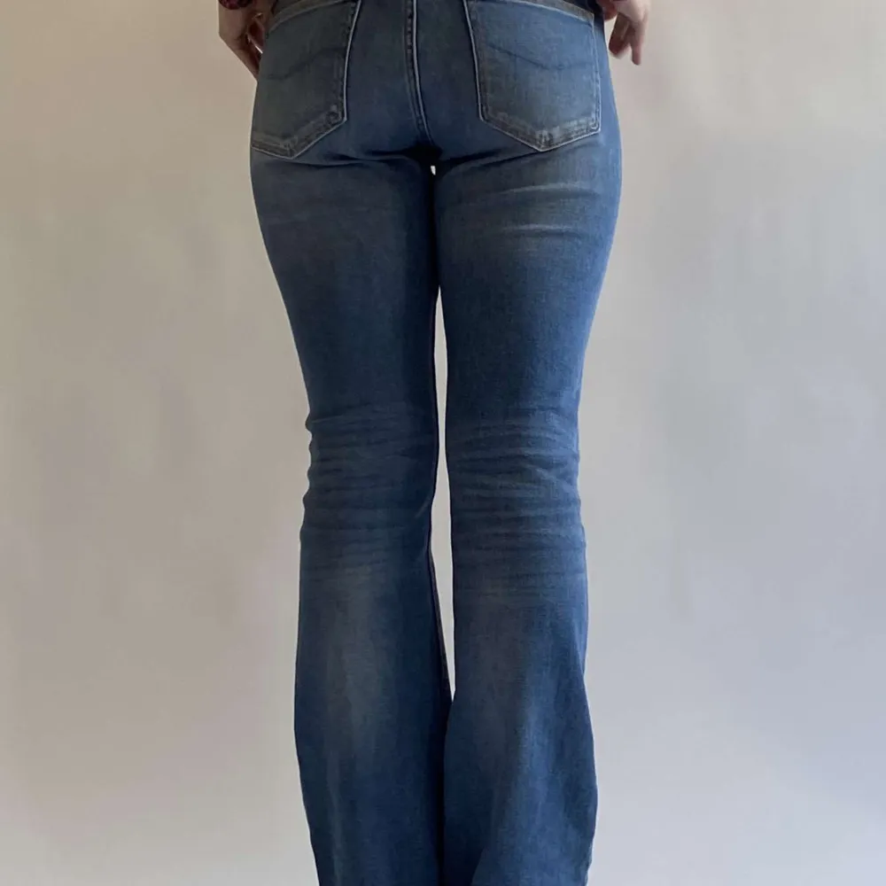 Midja 72 cm Innerbenslängd 82 cm. Jeans & Byxor.