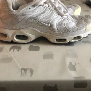 Nike tn  - Nt skor lite dåliga bilder men ni kan få fler om ni är intresserade, nästan helt oanvända typ. Har inget faststänigt pris därför kommer det avgöras när vi förhandlar.
