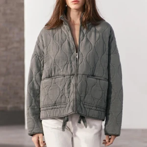 Grå quiltad jacka - INTRESSEKOLL!! Helt ny! Bara använd fåtal gånger Kom med prisförslag, nypris är 899kr! Kan också tänka mig att byta till en större storlek.