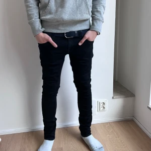 Nudie jeans - Tjena! Säljer nu dessa tvär feta nudie jeans. Jeansen är i skick 9/10 och är på pappret mörkblå, men personligen skulle jag säga att de lutar mot svarta. Kontakta vid frågor och priset är ej hugget i sten!