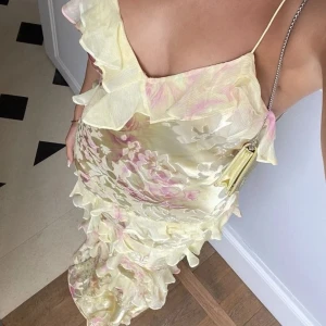 Gul Balklänning 💛 - Superfin gul balklänning som tyvärr var för liten på mig💛, har inga egna bilder på. Köpt från loraille.com, är 168 och den går ända ner till fötterna😊 den är lite olik från bilden, t.ex där volangen går och strapsen 