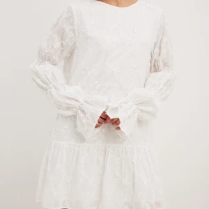 Studentklänning  - Säljer denna populära studentklänningen som säljs slut på bara några timmar. Från NA-KD  Helt oanvänd, ny med prislapp. Säljer så den är för kort på mig (174cm). Ni får buda i kommentarerna eller skriv privat. 🌸