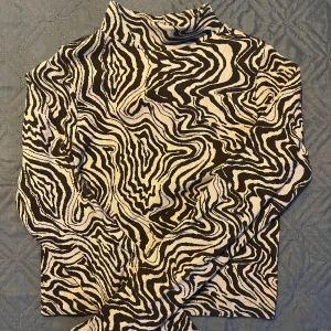 Jättecool y2k topp! 🫶🏼🫶🏼 - Säljer denna coola y2k topp då den inte kommer t användning längre. Storlek S passar jättefint med med mörka byxor 😍😍Inga fel 