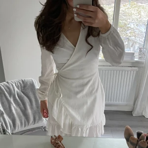Vit linneklänning - Säljer min superfina vita linneklänning i nyskick. Storlek XS men då klänningen är omlott passar den även S och eventuellt M💕