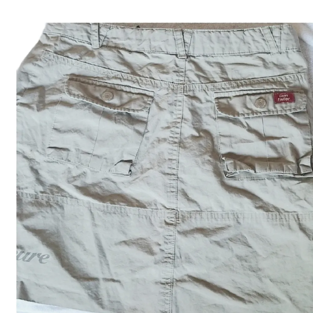 En jättefin cargo kjol ifrån Tom Tailor som är helt slutsåld. Har endast använt den ungefär 2 gånger men säljer pga att den inte passar längre🫶🏼 . Kjolar.