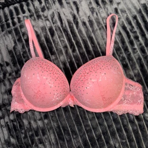 Push-up bh med diamanter - super söt rosa push up bh med diamanter, storlek 75B. Aldrig använd, växt ur storleken. Har flera i samma modell fast olika färger. 