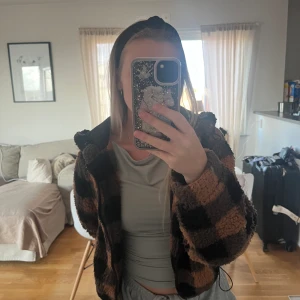 Jacka  - Tröja/jacka  I nyskick, sparsamt använd! 