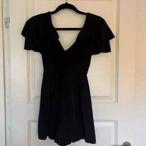 Svart jumpsuit/playsuit med volanger, köpt från bershka, storlek XS