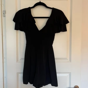 Svart jumpsuit med volanger- bershka - Svart jumpsuit/playsuit med volanger, köpt från bershka, storlek XS