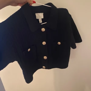 H&m topp - H&m topp lite croppad med jätte najs material, guld knappar❤️