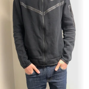 Nike tech fleece - Nike tech fleece, knappt använd, skick 9/10, storlek M, pris kan diskuteras