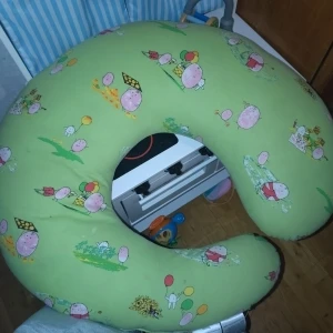 Amningskudde - Amningskudde Tummen  Finns några fläckar/ missfärgningar  Har ej testat fläckbehandla dom Hittar inga andra skador 