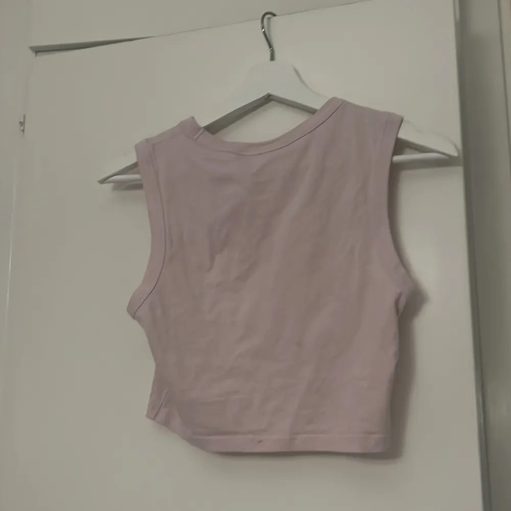 rosa croptop med tryck, bra skick, tajt passform, stretchigt material. skriv privat om ni vill se den på (kan ej lägga ut pga religösa skäl). Toppar.