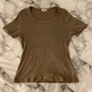 Söt tröja - Söt militärgrön tröja med rhinestones, fint skick, skriv för bilder på osv! 💚