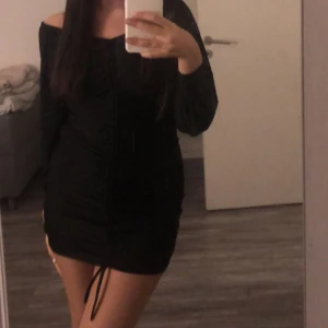 Svart klänning  - Säljer denna svarta långärmade klänning från Asos endast använd 1 gång då den har blivit för liten på mig. Köpte den för 299kr men säljer den för 250kr. Hade den själv på nyår och tycker den passar festligt! 