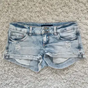 Ljusblå låga jeansshorts - 38 cm tvärsöver (midja) 🩵