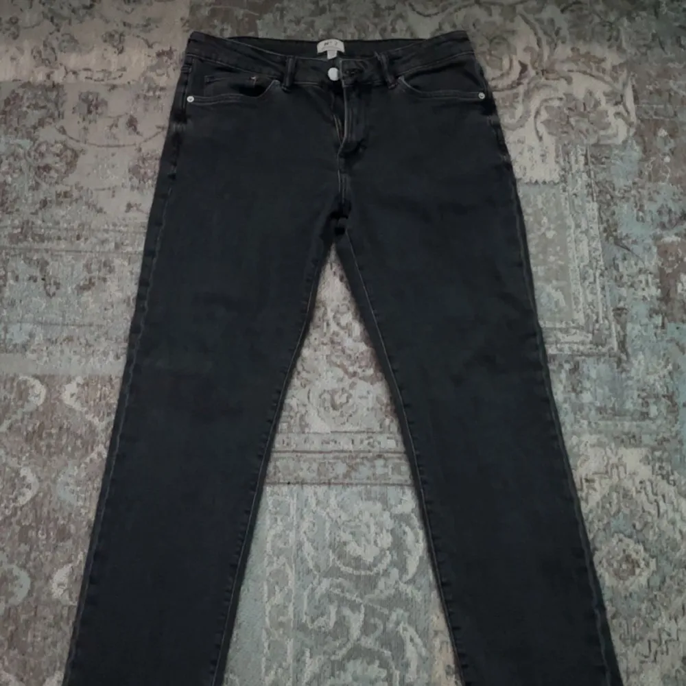 Väldigt fräscha mörkgrå jeans endast använda ett fåtal gånger, de är i perfekt i skick, pris kan diskuteras vid snabbaffär.. Jeans & Byxor.