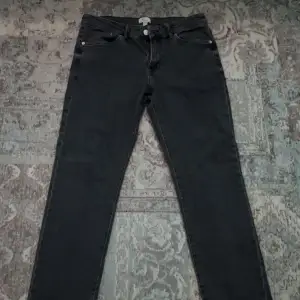 Väldigt fräscha mörkgrå jeans endast använda ett fåtal gånger, de är i perfekt i skick, pris kan diskuteras vid snabbaffär.
