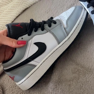 JORDAN 1 "LIGHT SMOKE GREY" LOW - Sparsamt använda, storlek 36,5 men skulle säga att dom är mer som en 37.  Pris kan diskuteras 