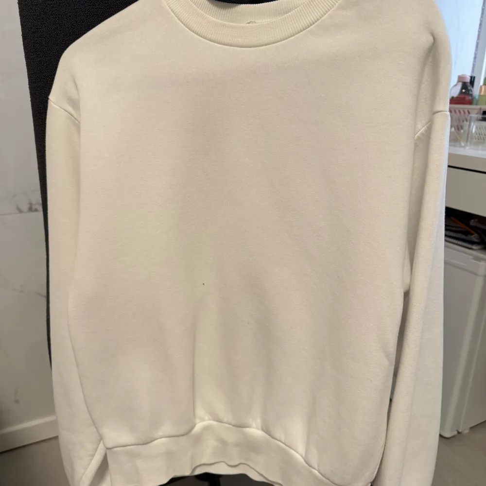 Vit sweatshirt från Gina Tricot, använd fåtal gånger💗 inga defekter strl XS. Tröjor & Koftor.