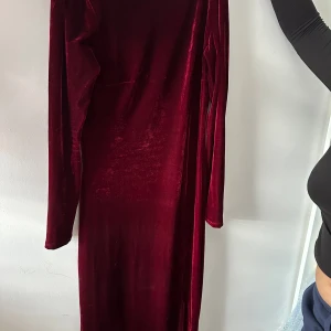 Röd kläning  - Röd sammet kläning i L, använt i några timmar
