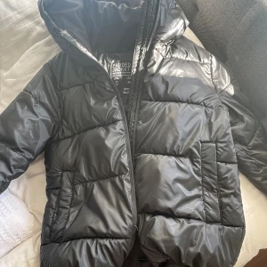 Jacka - Hej!! Säljer min puffjacka då jag köpt nya. Den är ifrån Zalando och är i bra skick. Passar från xxs till M.❤️❤️❤️