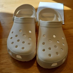 Vita crocs - Nya I storlek 43