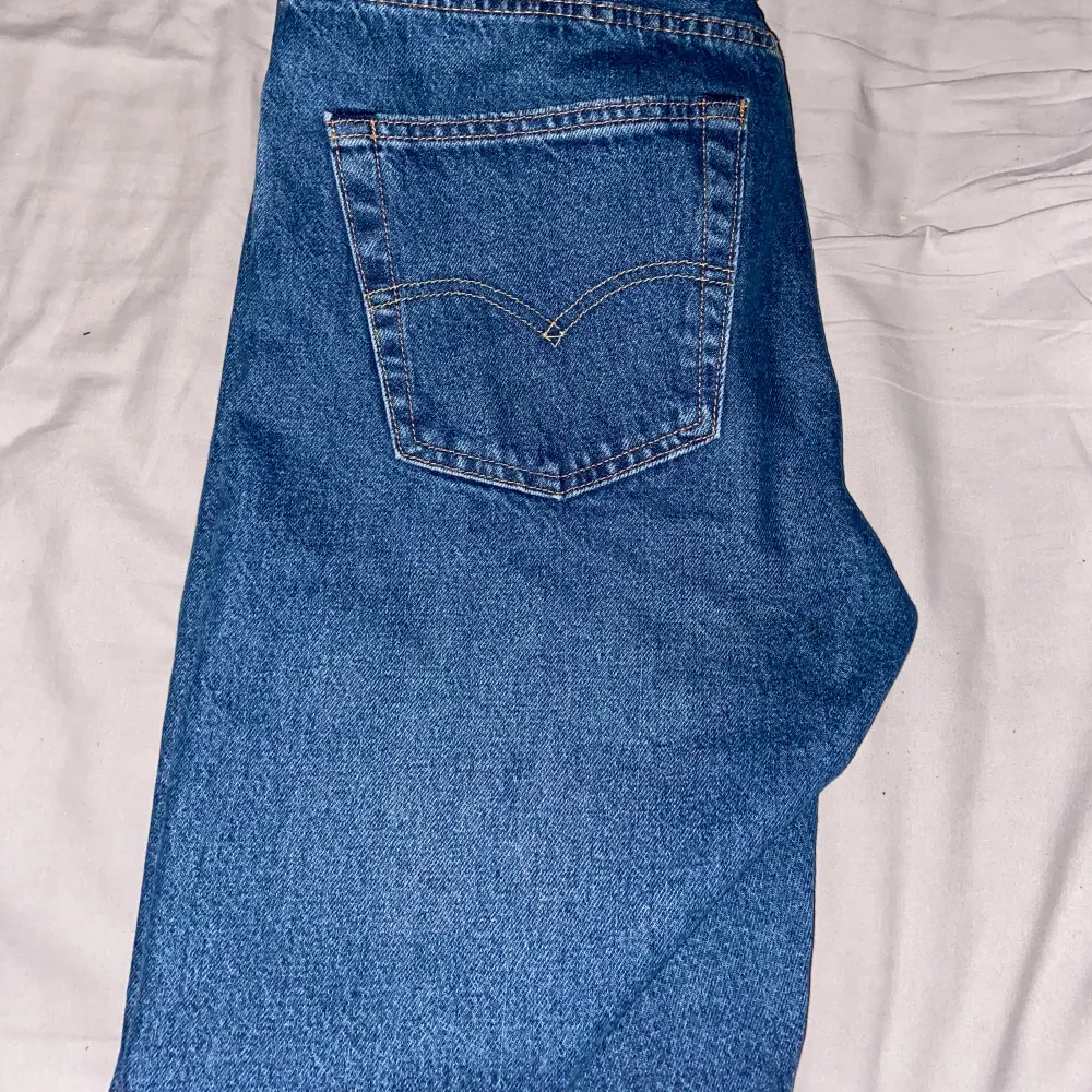 Hej säljer ett par helt nya Levis 501 snyggaste jeanse som finns. Dom är i helt nyskick då jag köpte dom utan att testa dom men dom va lite för små. W32 L32. Säljer dom betydligt billigare än jag köpte dom eftersom jag inte har användig av dom.. Jeans & Byxor.