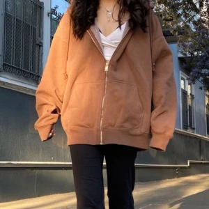 Brun ziphoodie - Säljer min bruna zip-hoodie från Brandy Melville. One size men oversized fit.