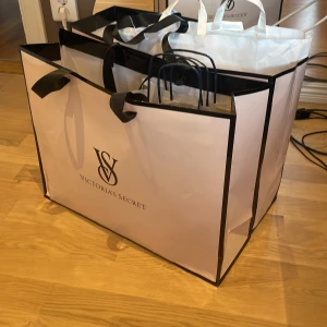 Victoria Secret påsar  - Hej jag tänkte slänga dessa påsar men kom på att vs inte finns i Sverige och att de kanske finns någon där ute som vill köpa dom❤️ Har två stora samt en liten men den är lite skrynklig