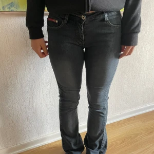 Lågmidjade jeans - Lågmidjade trendiga jeans från BlueCollection. Storlek 27, som motsvarar 34.