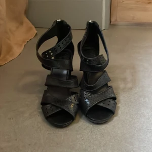  💖Jätte fina Svarta klack skor 💖 -  ❤️Jättefina svarta klack skor med storlek trettiosju och en halv.❤️