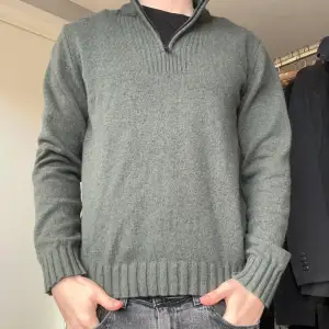 Riktigt najs halfzip från dressman! Perfekt inför våren🙌Storlek M, modellen är 180 cm lång