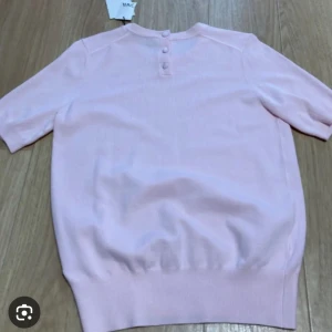 Babyrosa tröja - Fin tröja med knappar baktill vid nacken, vid intresse kan jag skicka bilder🩷liten i storlek