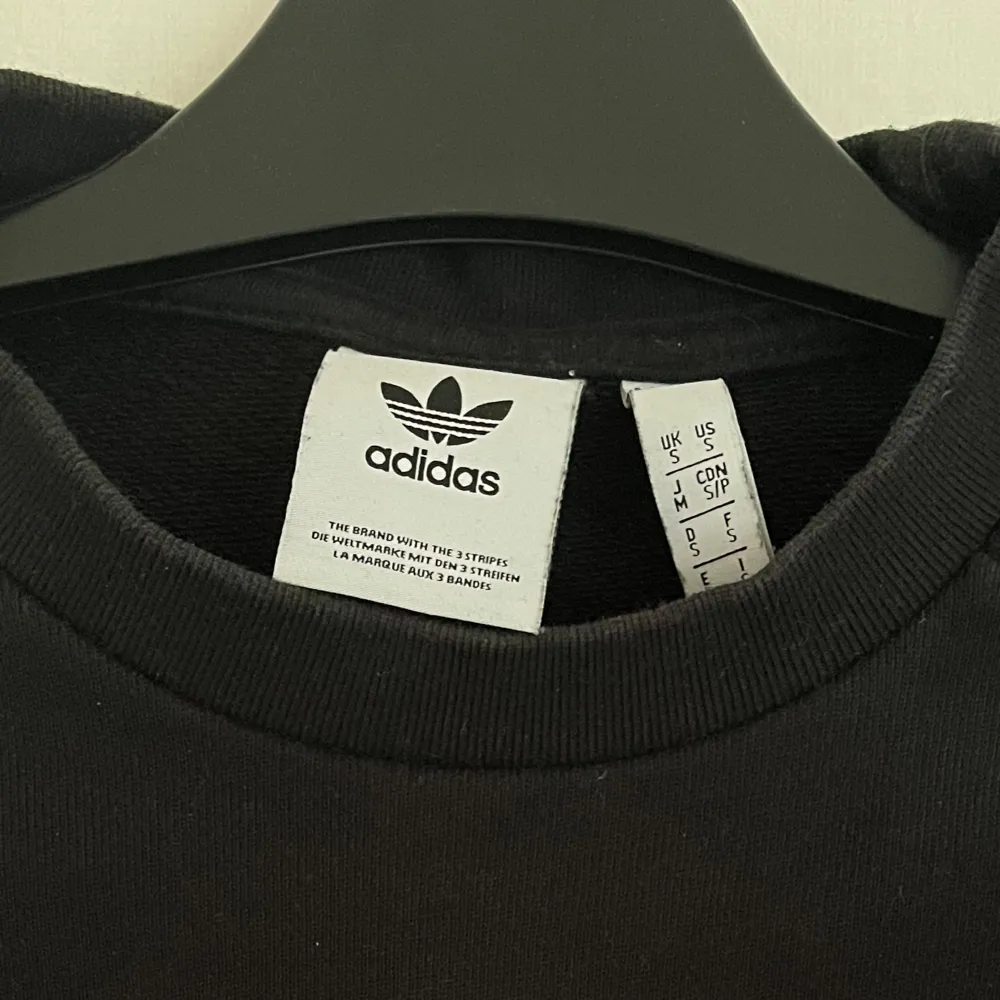 Sweatshirt från Adidas i storlek S.. Tröjor & Koftor.