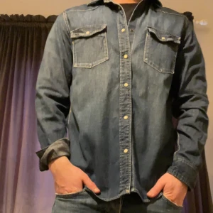 Jeansskjorta - Storlek M Kom privat om du har mer frågor 😊