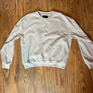 Beige Collegetröja Lager 157 - Säljer en beige collegetröja med text ”keep it simple” på framsidan. Jätte fin basic tröja men säljer för att det är inte riktigt min stil. Inga defekter och i bra skick, använd några gånger. Storlek S. Köpte för 150kr, säljer för 75kr. 💕