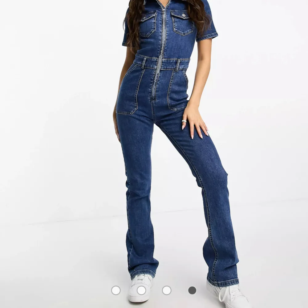 Jätte snygg jeansbyxdress, använd fåtal gånger , storlek xs❤️. Jeans & Byxor.