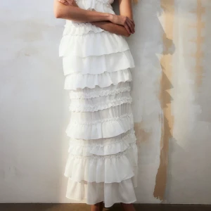 Vit lång klänning - Så så fin vit, lång klänning från hm. Helt slut såld. Perfekt till ex midsommar. Helt oanvänd med alla prislappar kvar. Helt  oanvänd💞 (MÅNGA INTRESSERADE SÅ LÄGG BUD I KOMMENTARERNA!!!!)