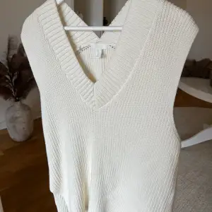 En fin vit stickad väst som passar perfekt att ha över en skjorta eller liknande 🤍 Storlek XS men den är en längre modell!