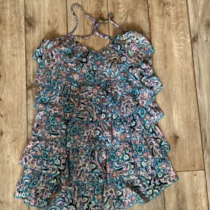 Volangklänning - Säljer denna mönstrad populära klänning från H&M. 