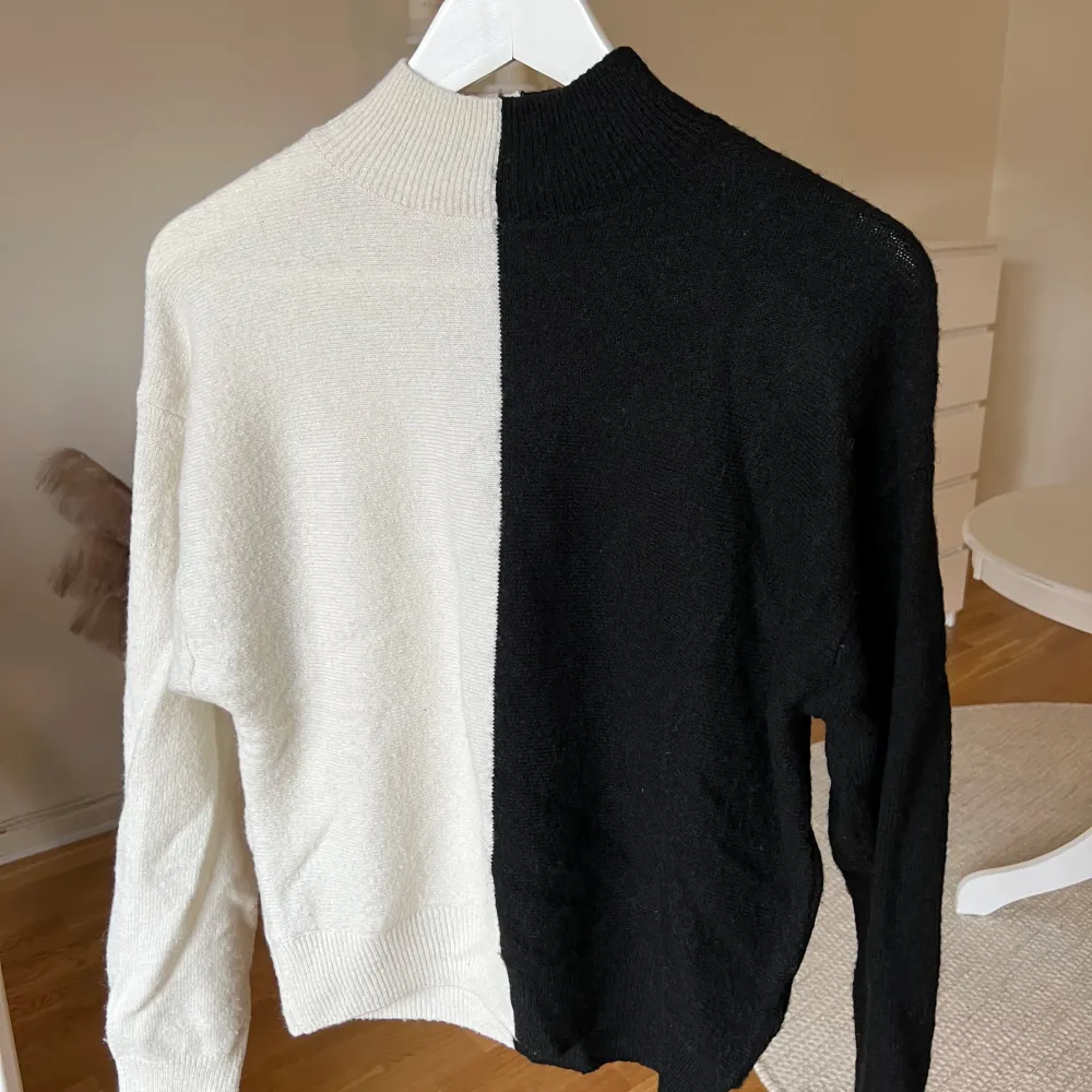 En häftig tröja som är både svart och vit 🤍🖤. Tröjor & Koftor.
