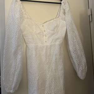 Vit mini klänning - Vit mini klänning från Boohoo i storlek S/36. Aldrig använd med lappen kvar💗