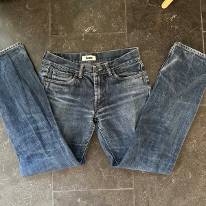 Acne low waist flared/straight 💕 - Säljer  mina super fina acne jeans💕 älskar dem men har för många blå så de måste ryka 💕men de passar till allt💞de ä mammas som hon köpte för 10 år sen men ordinarie pris va 5000. 💕bara att skriva för mer bilder 💕pris kan diskuteras ❣️