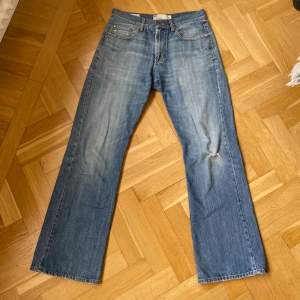 Snyggt tvättade jeans i bra material. Storlek: 32/34  Pris: förslag  Slitage på ena knäet. 