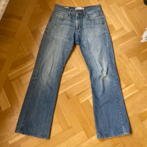 Snyggt tvättade jeans i bra material. Storlek: 32/34  Pris: förslag  Slitage på ena knäet. 
